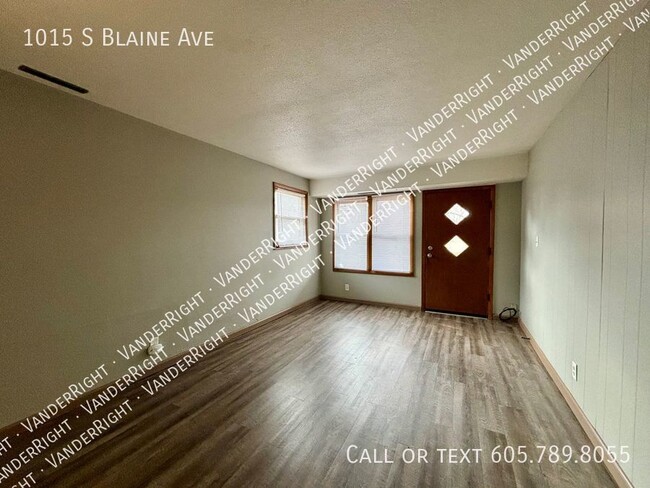 Building Photo - 1015 S Blaine Ave