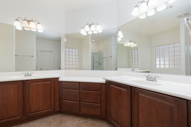 Building Photo - STALLION MOUNTAIN - HUGE 4 BEDROOM, 3 BATH UPGRADED SINGLE STORY