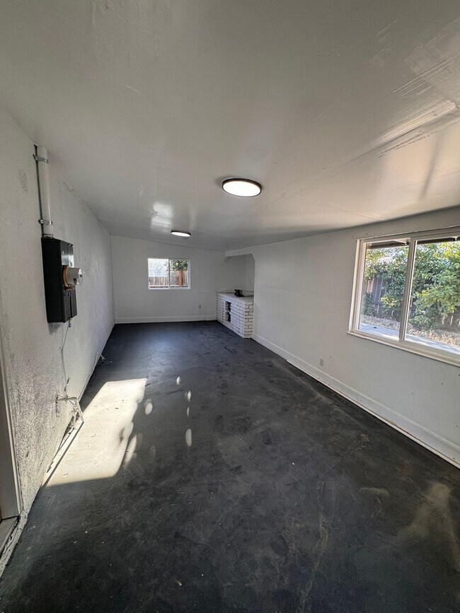 Building Photo - 2719 E Norwich Ave