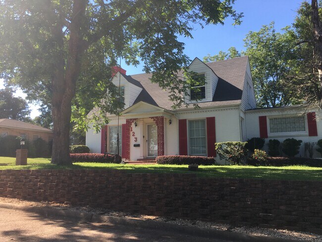 Building Photo - 123 Lloyd St