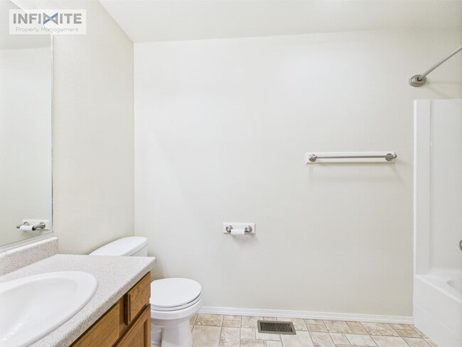 Building Photo - Bright & Spacious 3-Bedroom Apartment