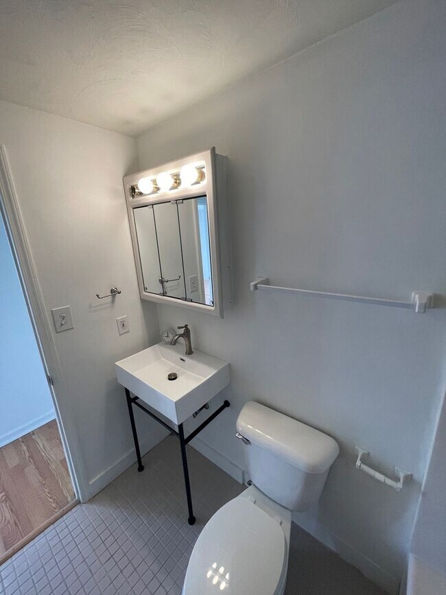 Building Photo - Charming 2BR Condo in Niagara Falls
