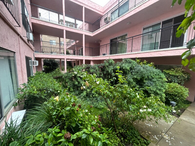 Building Photo - 10831 Fruitland Dr