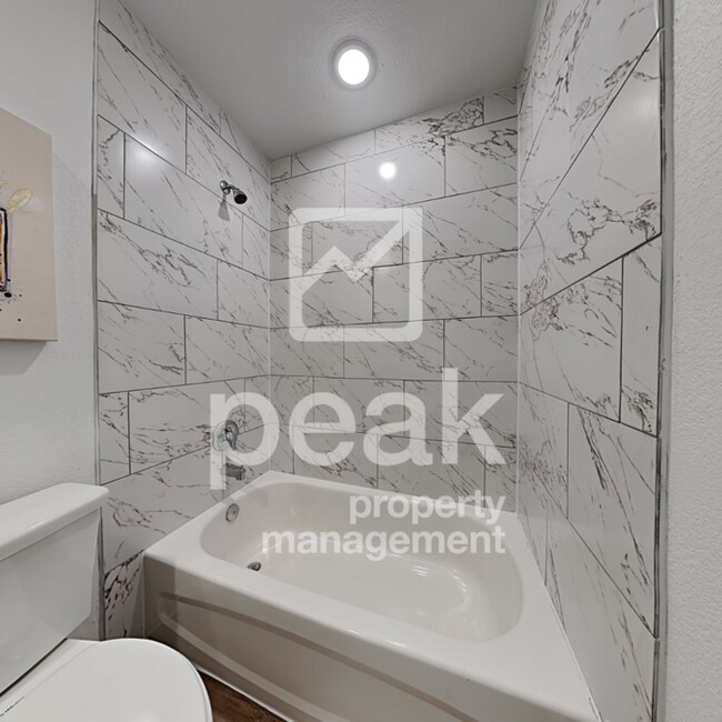 Building Photo - Beautiful Townhome: 3 Bed/2.5 Bath located...