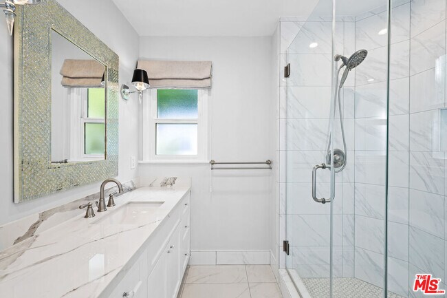 Building Photo - 2036 Hillsboro Ave