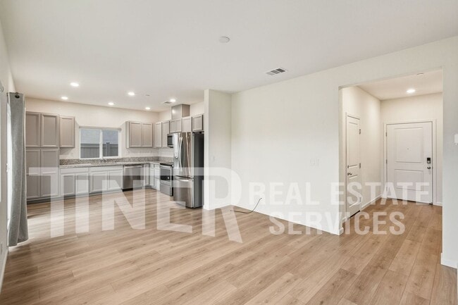 Building Photo - 3867 Roseparke Way