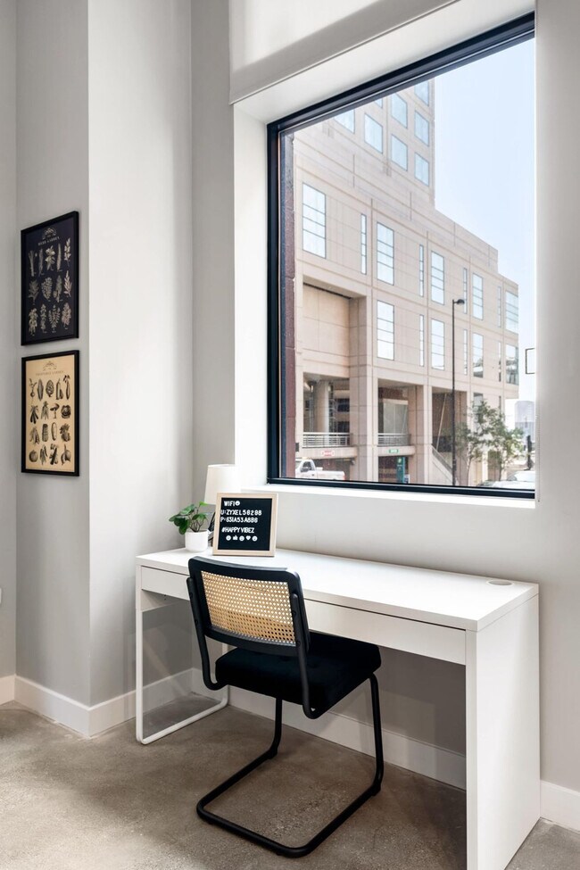 Building Photo - 205 W 4th St