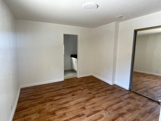 Building Photo - 13990 Vanowen St