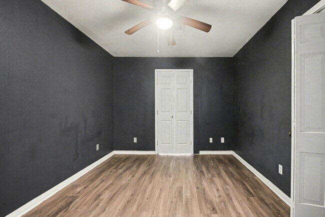 Building Photo - 5001 Glenhaven Dr