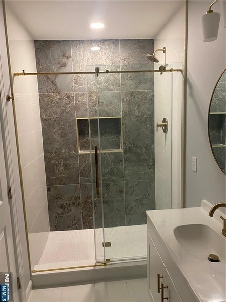 Building Photo - 733 Anderson Ave