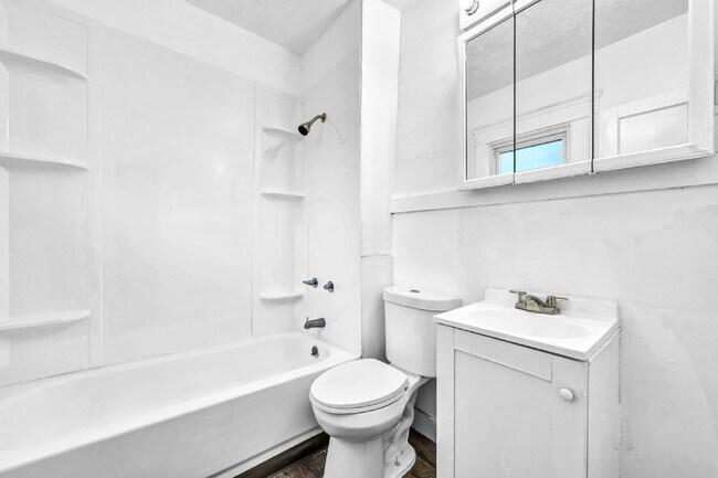 Building Photo - Newly renovated 4 bedroom HALF OFF MAY RENT