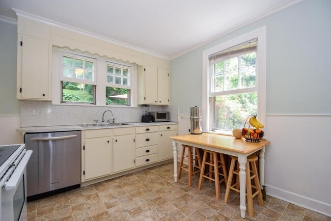 Building Photo - 1334 Woodbine St SE