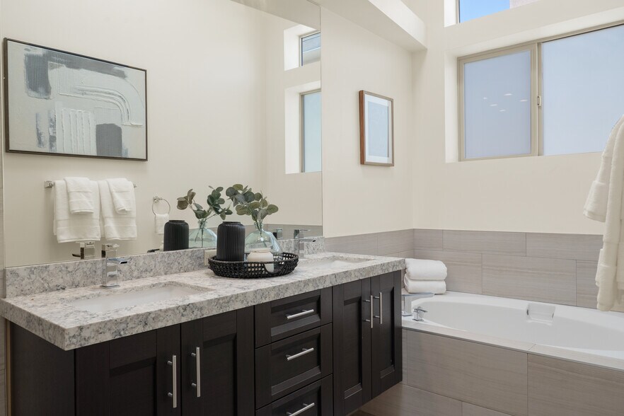 Ensuite Primary Bathroom - 2205 Rockefeller Ln