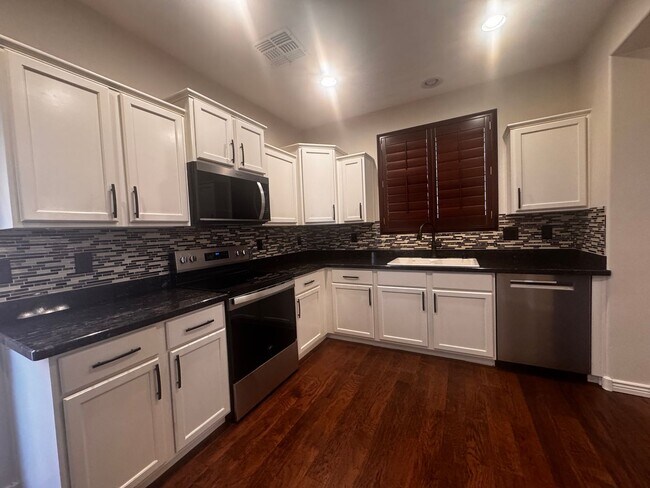 Building Photo - 5 BEDROOM HOME IN POWER RANCH