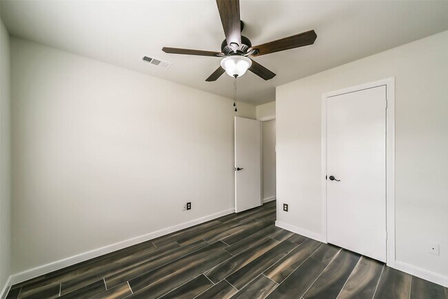 Building Photo - 2511 Pine Cone Dr