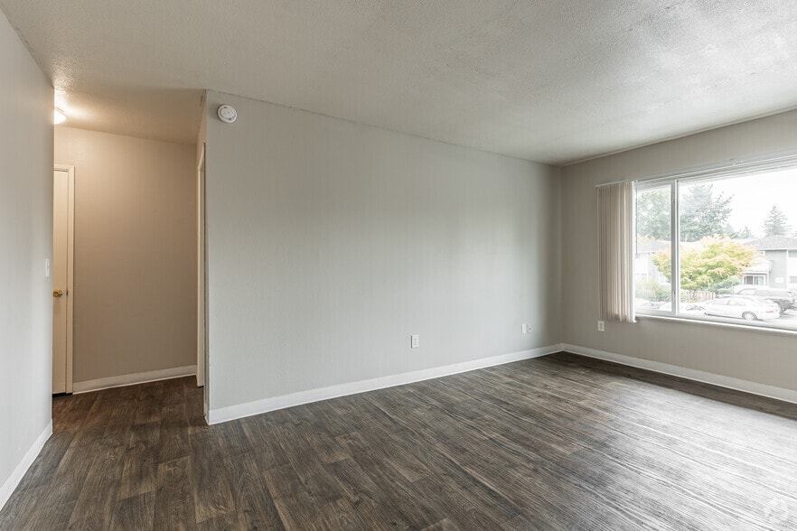 1BR, 1BA - 624SF - Living Room - Keystone East
