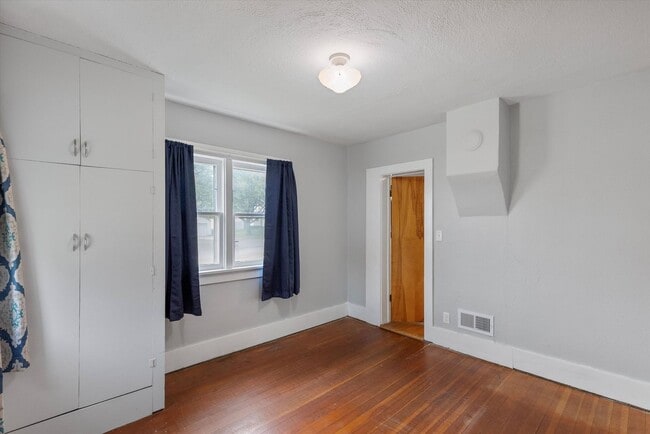 Building Photo - Home For Rent Papillion