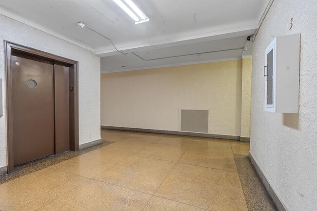 Building Photo - 821 Bergen Ave