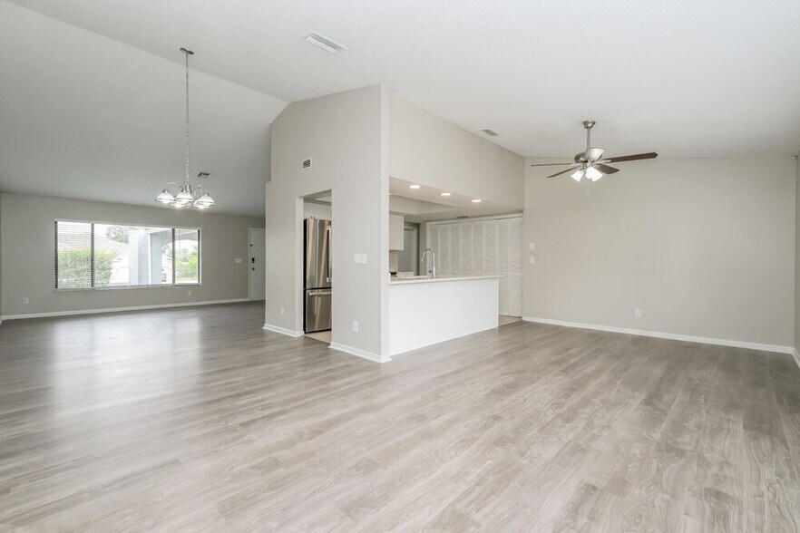 Building Photo - 10142 Bannister St