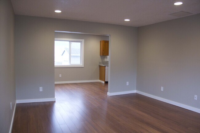 Building Photo - 2bed/2bath, W/D in unit, garage, and all d...