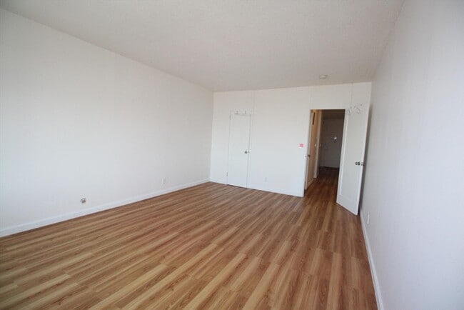 Building Photo - 65 E India Row
