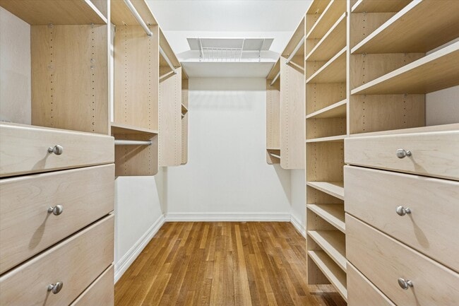 Building Photo - 453 N Post Oak Ln