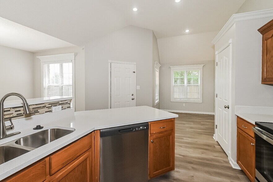 Building Photo - 2704 Greencliff Dr