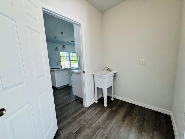 Building Photo - 1312 Hillsborough Ct