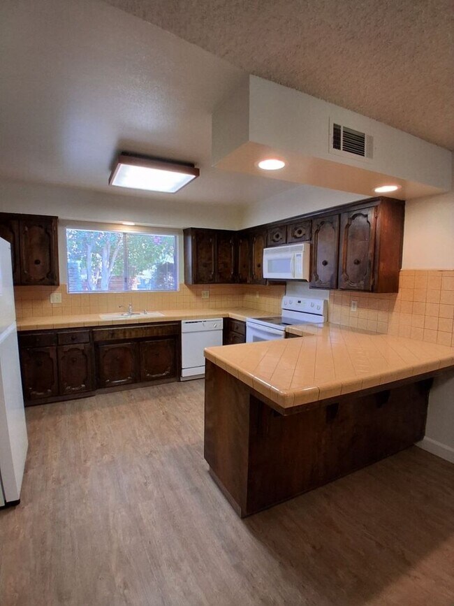 Building Photo - 6061 N Bungalow Ln