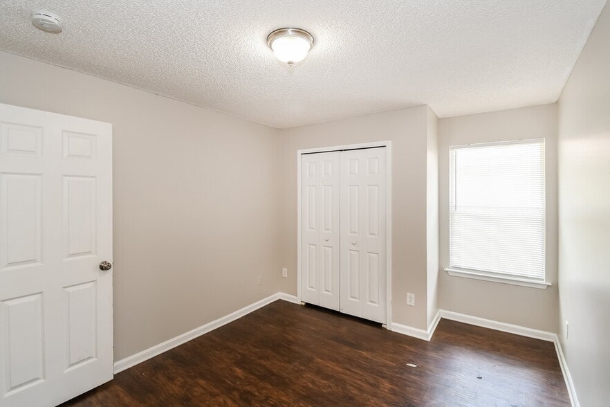 Building Photo - 10725 Meadowlea Dr