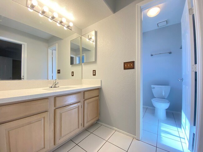 Building Photo - FANTASTIC SINGLE-FAMILY HOUSE WITH 4 BEDROOMS