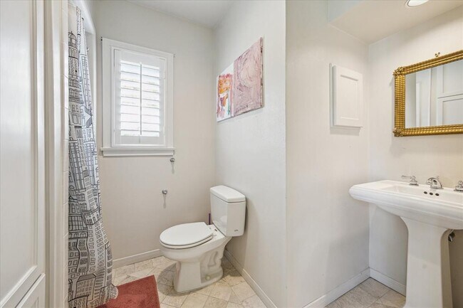 Building Photo - 2510 Locke Ln
