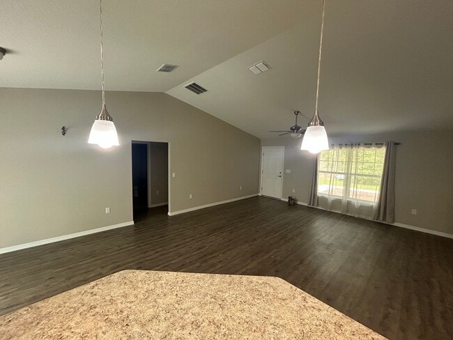 Building Photo - Rainbow Acres 3/2 Large Lot and Garage