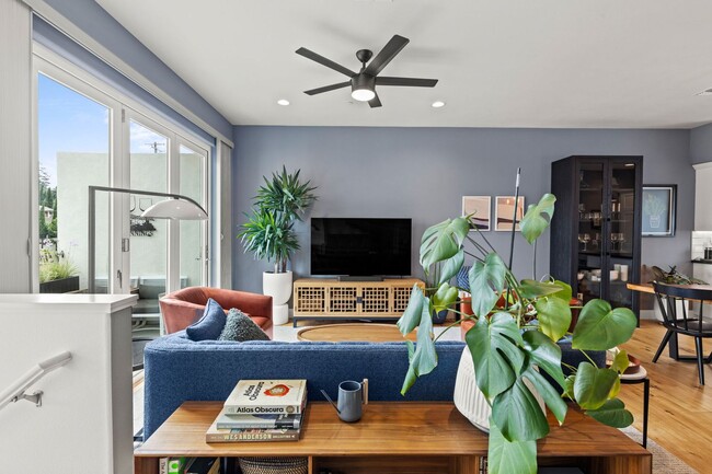 Building Photo - Modern, Stylish Furnished Townhome in Down...