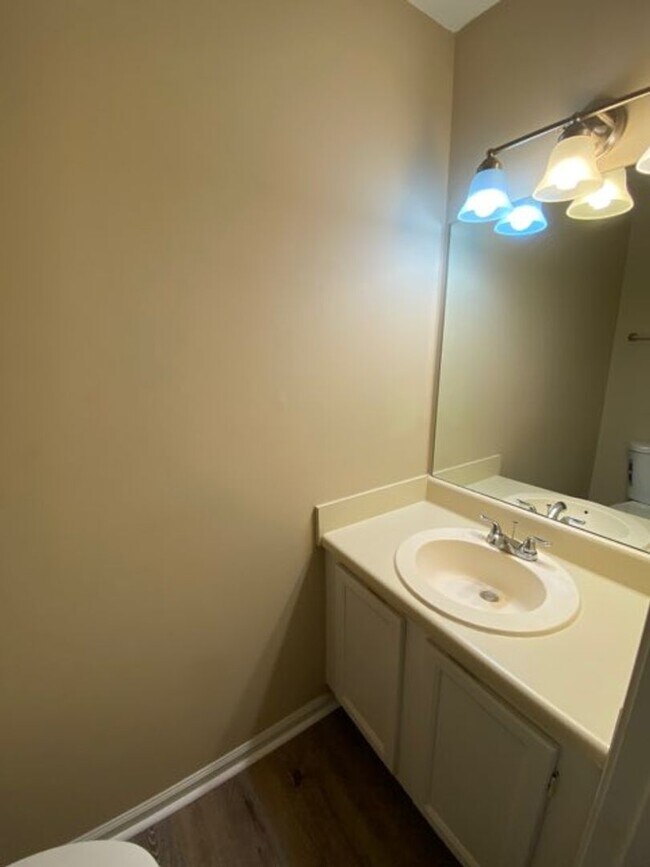 Building Photo - Charming Townhouse in East Cobb!