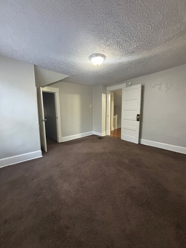 Building Photo - Charming & Updated Two-Story 2 Bedroom / 1...