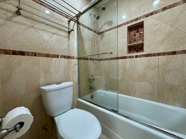 Building Photo - Beautiful Courtyard Level Flat with Outdoor Garden Patio