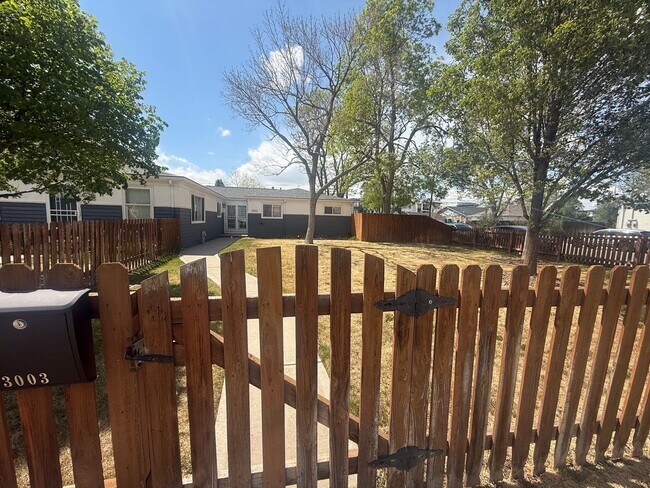 Building Photo - $0 DEPOSIT OPTION. CLASSIC CHARACTER MEETS COMFORT: 2-BED, 1-BATH IN AN INVITING TRIPLEX