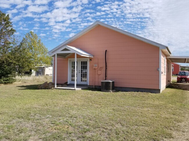Building Photo - 3 bed, 1 bath home with CARPORT! Month to ...