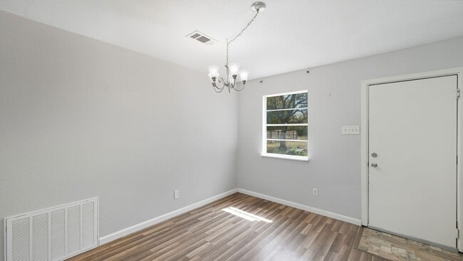 Building Photo - 200 Valley Acres Dr