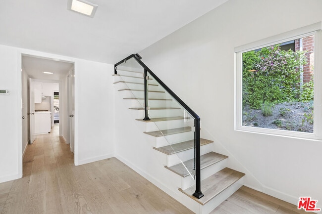 Building Photo - 3101 Beachwood Dr