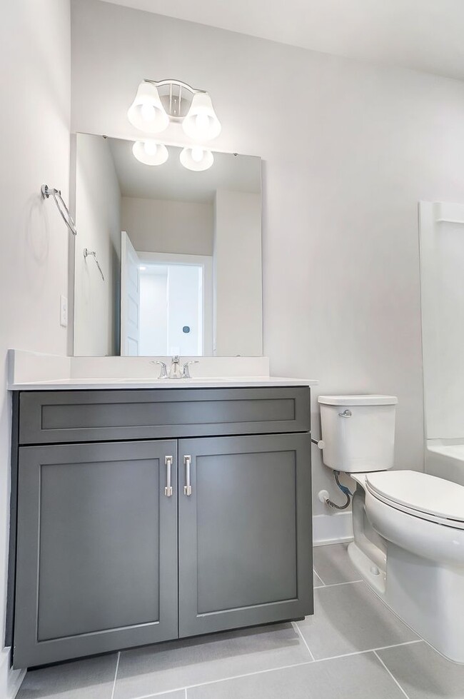 Building Photo - 3 Bedroom Townhome minutes from South End!