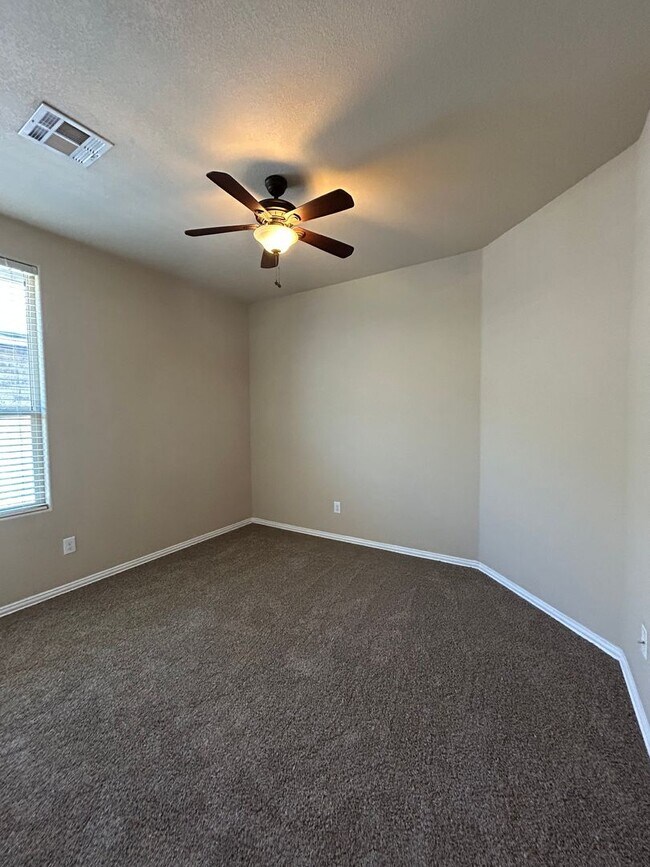 Building Photo - Beautiful 3-Bedroom Home with Den and Fire...