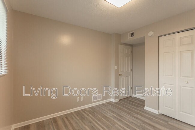 Building Photo - 4709 Gladstone St