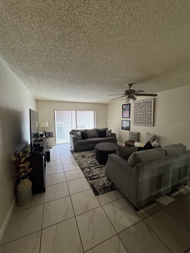 Building Photo - 9301 SW 92nd Ave