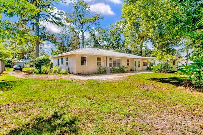 Building Photo - 703 Belrose Ave