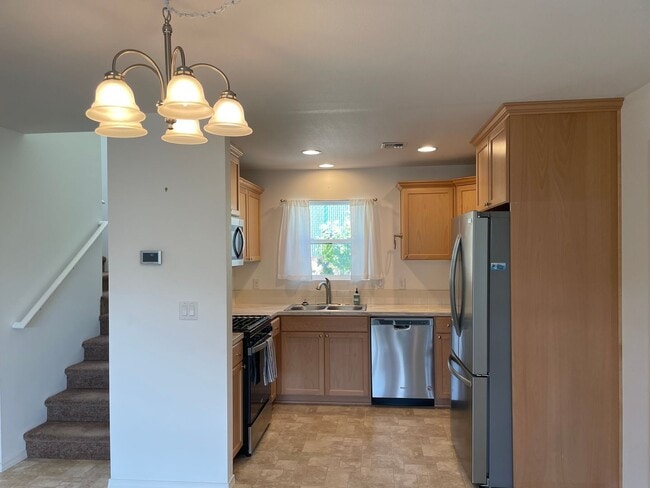 Building Photo - Beautiful 2 Bedroom 1.5 Bath 2 Story Home-...
