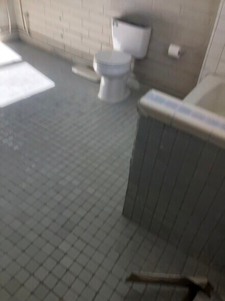 Building Photo - 742 Fairfield Rd