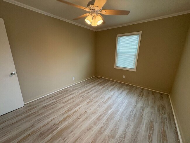 Building Photo - Newly Renovated Home on Baker St
