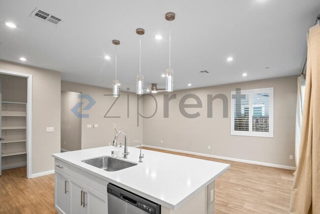 Building Photo - 572 Delicato Dr